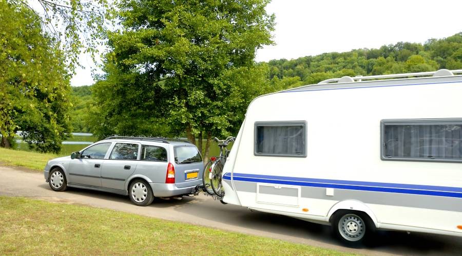 Auto met caravan